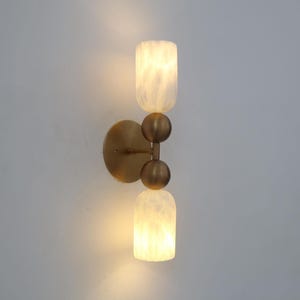 Moderne Wandleuchte mit Alabasterschirmen und Messingrahmen