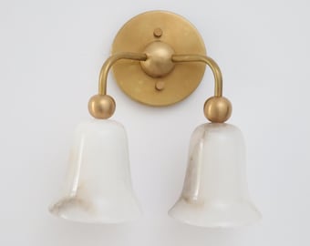 Messing armwandlamp met albasten lampenkap - moderne wandkandelaar uit het midden van de eeuw