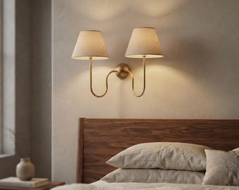 Messing wandlamp, twee gebogen armen met dubbele lichtbron.