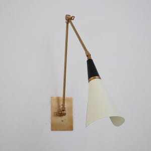 Adjustable Modern Brass Wall Lamp – Sleek Lighting Fixture for Home or Office
