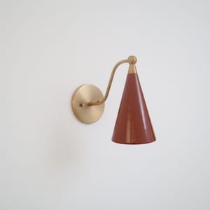Lámpara de pared de latón crudo de estilo moderno de mediados de siglo
