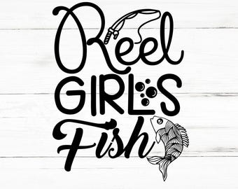 Pode incluir: Design gráfico a preto e branco com o texto "Reel Girls Fish" e uma ilustração de cana de pesca. Um peixe estilizado também está incluído no design. O fundo é um padrão de grão de madeira branca.