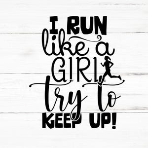 Op de afbeelding: Zwart-witte grafische tekst op een witte houten achtergrond. De tekst luidt "Ik ren als een meisje, probeer bij te blijven!" met een silhouet van een rennende vrouw.