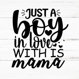 以下が含まれることがあります： 「Just a boy in love with this mama」と書かれた白黒のテキストグラフィックです。