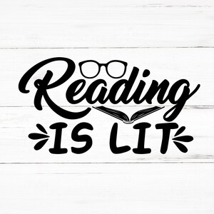 以下が含まれることがあります： 「Reading is lit」というテキストと、本と眼鏡のイラストが描かれた白黒のグラフィックデザインです。