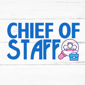 Puede incluir: Texto azul sobre un fondo de madera blanca que dice "Chief of Staff". A la derecha del texto, una lupa rosa con un contorno azul. La lupa está sobre un grupo de tres personas con contorno azul con un maletín azul debajo.