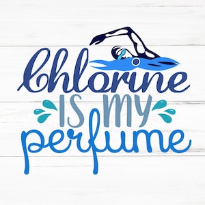 Puede incluir: Texto azul y blanco sobre un fondo de madera blanca que dice "chlorine is my perfume" con una silueta azul de un nadador sobre el texto.