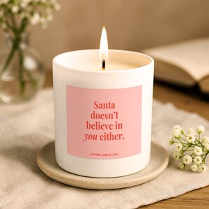 Kerstman gelooft niet in je kerstkaars, kerstcadeau werkplek, grappig cadeau geheime kerstman, onbeleefde geurkaars sojawas