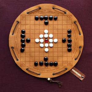 Ajedrez vikingo Hnefatafl: Antiguo juego de mesa en una bolsa de piel sintética.