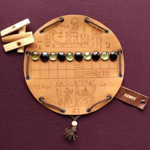Senet, antiguo juego de mesa egipcio histórico en funda de piel sintética, portátil, LARP, 22,5 cm, 8,85 pulgadas de diámetro