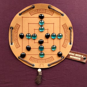 Juego de mesa antiguo histórico romano Morris de Nine Men en bolsa de piel sintética, molinillo, viaje, portátil, LARP, 22,5 cm, 8,85 pulgadas de diámetro