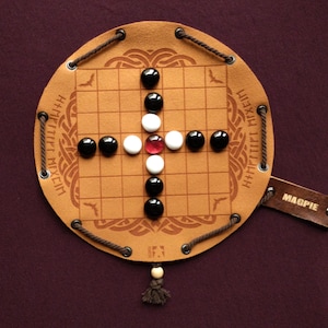 Ajedrez vikingo Hnefatafl Magpie: Antiguo juego de mesa en estuche de piel sintética.
