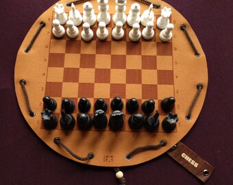 Jogo de tabuleiro tradicional de xadrez em bolsa de viagem de couro sintético