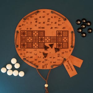 Juego Real de Ur: Juego de mesa de la antigua Mesopotamia en estuche de piel sintética.