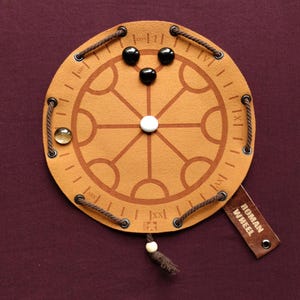 Juego de mesa de estrategia antigua Roman Wheel en estuche de piel sintética.