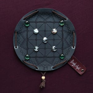 Bagh Chal Tigres y Cabras, antiguo juego de mesa nepalí en bolsa de piel sintética verde oscuro