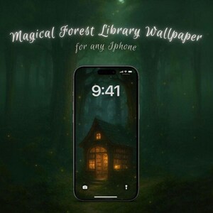 Sfondo per iPhone: Piccola biblioteca magica e accogliente nella foresta nebbiosa - Arte fantasy verticale al crepuscolo sognante