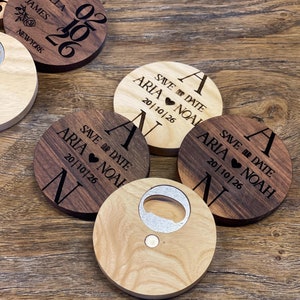 Apribottiglie rustico rotondo in legno per sposo / Apribottiglie in legno personalizzato / Data, nomi e luogo incisi