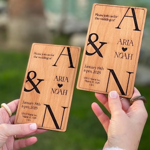 Hölzerne Hochzeitseinladung, rustikale Laser geschnittene Holzeinladung, anpassbare Holzeinladung, Hochzeits-RSVP-Karte, gravierte Naturholzeinladung