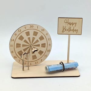 Dartscheibe Geldgeschenk mit Spruch, mit Name, Personalisierte Geschenkidee zum Geburtstag, Scheibe mit Pfeil, für Dart Spieler,