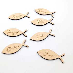 Naamkaartjes, gepersonaliseerde vis als tafeldecoratie, gastengeschenk, houten plaatskaartjes voor doop, communie, vormsel