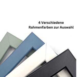 May include: Four picture frame corners in sage green, dusty blue, white, and black. The text above the frames reads 4 Verschiedene Rahmenfarben zur Auswahl, indicating that four different frame colors are available for selection for the product.