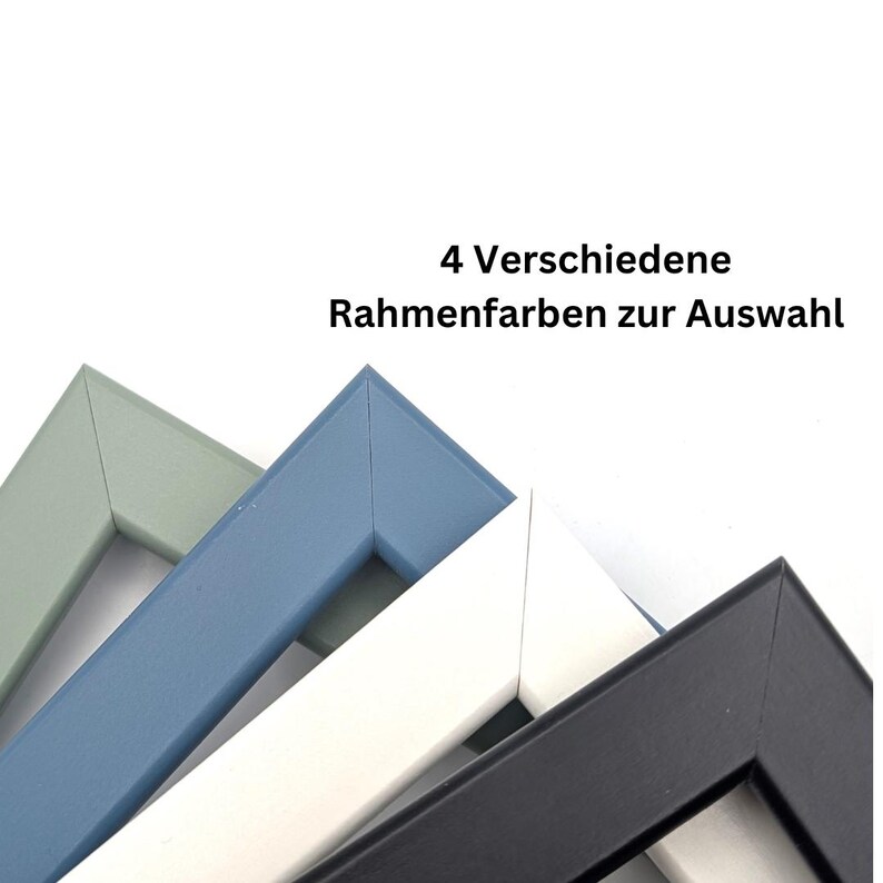 May include: Four picture frame corners in sage green, dusty blue, white, and black. The text above the frames reads 4 Verschiedene Rahmenfarben zur Auswahl, indicating that four different frame colors are available for selection for the product.