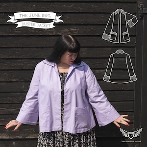 Può includere: Una giacca lunga lilla con due tasche frontali e un colletto. La giacca ha maniche lunghe con polsini dettagliati. Il testo "THE JUNE BUG DUSTER JACKET" è visualizzato sopra la giacca. La giacca è indossata sopra un vestito con stampa floreale.