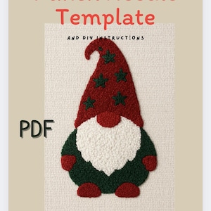 Peut inclure: Un modèle de point de croix PDF avec un motif de gnome. Le gnome a un chapeau rouge avec des étoiles vertes, une barbe blanche et un corps vert. Le texte "Punch Needle Template" et "AND DIY INSTRUCTIONS" sont affichés en haut.