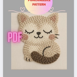 Può includere: Un modello di punch needle con un gatto beige con gli occhi chiusi, guance rosa e coda marrone. Il testo "PUNCHNEEDLE PATTERN" è in un cerchio giallo e rosa e "PDF" è in lettere rosa.