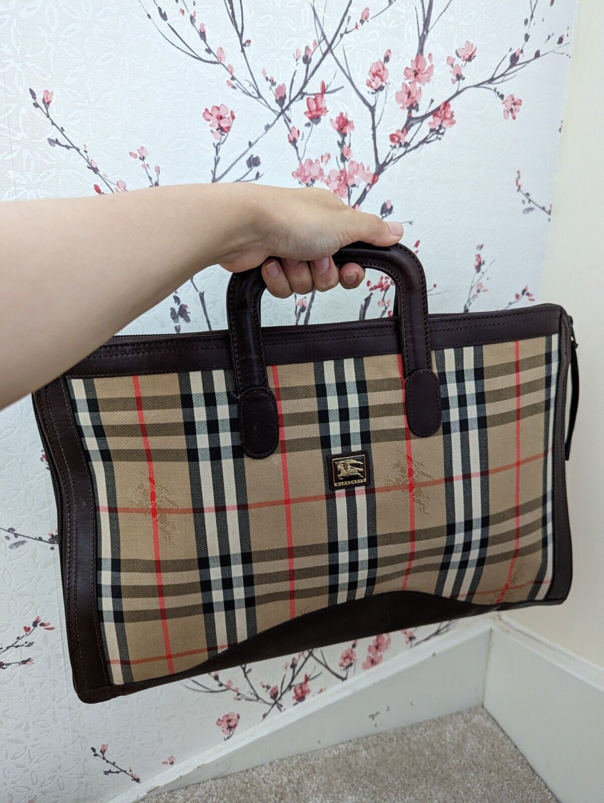 Burberry The Medium Reversible Tote In Haymarket Check And Leather