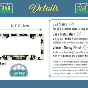 Puede incluir: Marco para matr&iacute;cula negro y blanco con un dise&ntilde;o de gato y el texto "Purranormal Cativity". El marco mide 31,1 cm de ancho y 16,5 cm de alto. Est&aacute; hecho de aluminio ligero con un acabado brillante.