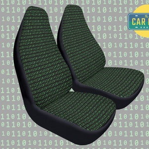 Könnte beinhalten: Zwei schwarze Autositzbezüge mit einem grün-schwarzen Binärcode-Muster. Die Sitzbezüge befinden sich auf einem grauen Hintergrund mit einem weißen Binärcode-Muster. Der Text "The Car Bar" befindet sich in einem gelben sternförmigen Banner.