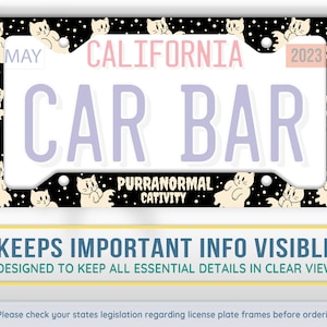 Puede incluir: Marco para matr&iacute;cula negro y blanco con un dise&ntilde;o de gato fantasma. El marco tiene el texto "MAY", "CALIFORNIA", "2023", "CAR BAR" y "PURRANORMAL CATIVITY".