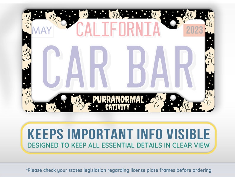 Puede incluir: Marco para matr&iacute;cula negro y blanco con un dise&ntilde;o de gato fantasma. El marco tiene el texto "MAY", "CALIFORNIA", "2023", "CAR BAR" y "PURRANORMAL CATIVITY".
