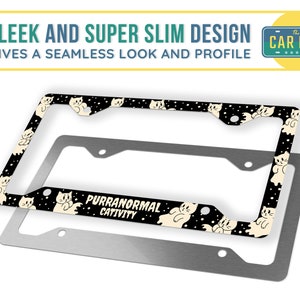 Puede incluir: Un marco de matr&iacute;cula negro y blanco con un patr&oacute;n repetitivo de gatos blancos sobre un fondo negro. El marco tiene el texto "PURRANORMAL CATIVITY" en letras blancas sobre un fondo negro. El marco est&aacute; hecho de metal y tiene un dise&ntilde;o elegante y delgado.