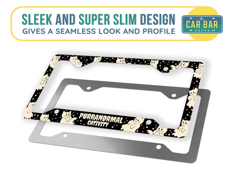 Puede incluir: Un marco de matr&iacute;cula negro y blanco con un patr&oacute;n repetitivo de gatos blancos sobre un fondo negro. El marco tiene el texto "PURRANORMAL CATIVITY" en letras blancas sobre un fondo negro. El marco est&aacute; hecho de metal y tiene un dise&ntilde;o elegante y delgado.