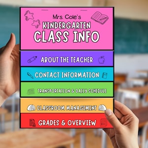 以下が含まれることがあります： 「Mrs. Cole's Kindergarten Class Info」と題されたカラフルな情報チラシが掲げられています。チラシには、クラス情報、教師の詳細、連絡先、交通機関、スケジュール、教室管理、成績概要のセクションがあります。背景はぼやけた教室です。