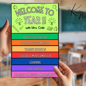 Może przedstawiać: Wielokolorowa książeczka edukacyjna z jasną zieloną okładką z napisem Welcome to Year 1 with Mrs. Cole, z pomarańczowymi, żółtymi, czerwonymi, niebieskimi, fioletowymi i różowymi zakładkami dotyczącymi tematów klasowych, takich jak kontakt i harmonogram.