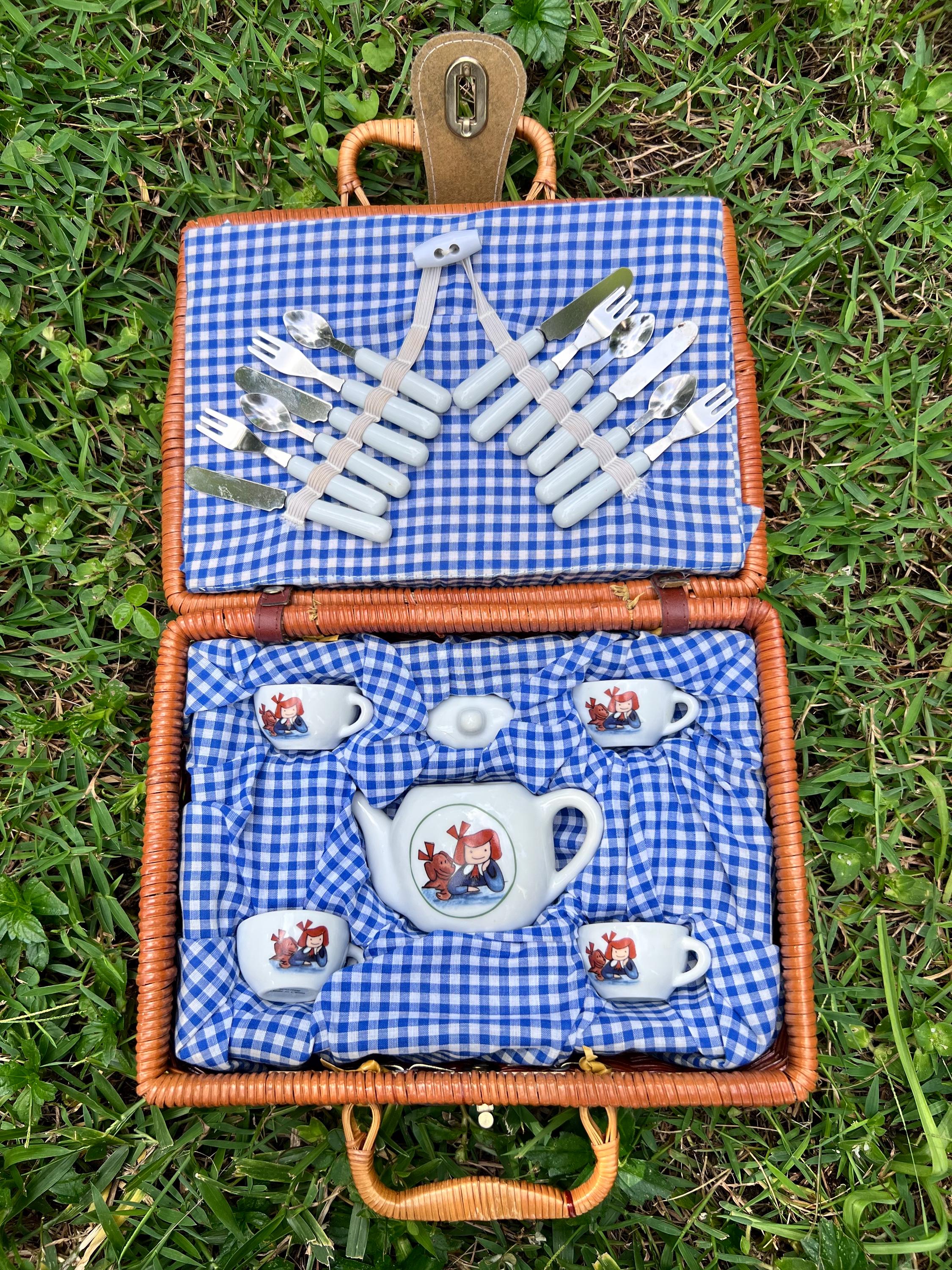 トライアルセット・サンプル madeline Vintage Schylling Madeline Miniature Porcelain Tea Set in Wicker