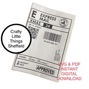 Op de afbeelding: Een wit label met zwarte tekst dat "Express Mail" en "Xmas 24-12-Elfmail 24" zegt. Het label heeft ook een barcode en een klein beeld van een werkplaats. De tekst "NP 2412 0001 ELF" is onder de barcode gedrukt. Het label is ondertekend door "Father Christmas" en zegt "Approved".