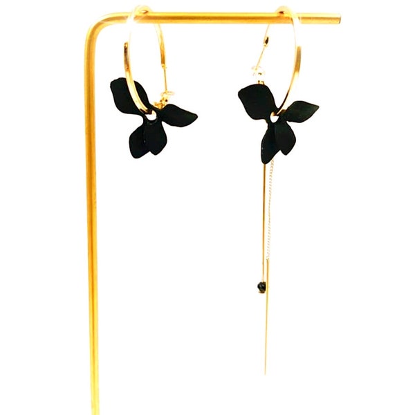 Boucles d'oreilles créoles pendantes asymétriques dorées avec fleur en métal noire blanche rose verte bleue chaine longue minimaliste cadeau
