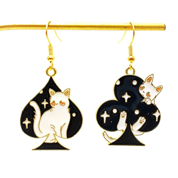 boucles d'oreilles asymétrique en métal poker chat blanc au fond noir de couleur forme de carte poker pique et trèfle