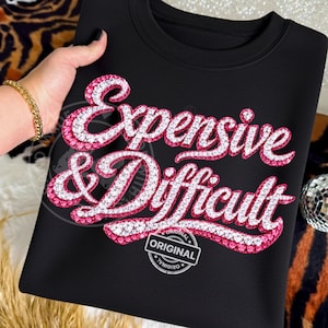 Costoso y difícil, escritura de corazón rosa con diamantes de imitación, PNG con brillo glamuroso y moderno, descarga de diseño