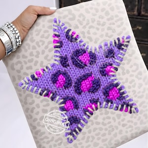 Diseño digital de descarga: Estrella de ganchillo moderna PNG, patchwork de leopardo morado, estrella de mar playera veraniega estilo preppy.