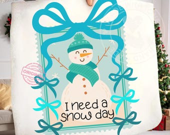 Snögubbe PNG | "Jag behöver en snödag" vintercitat Clipart | Mysig blå rosett julklistermärke sublimering