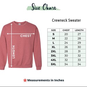 Puede incluir: Un su&eacute;ter rojo de cuello redondo con una tabla de tallas. La tabla muestra las medidas de pecho y largo en cent&iacute;metros para las tallas S a 5XL. El texto "Size Chart" est&aacute; en la parte superior y "Measurements in Inches" en la inferior.