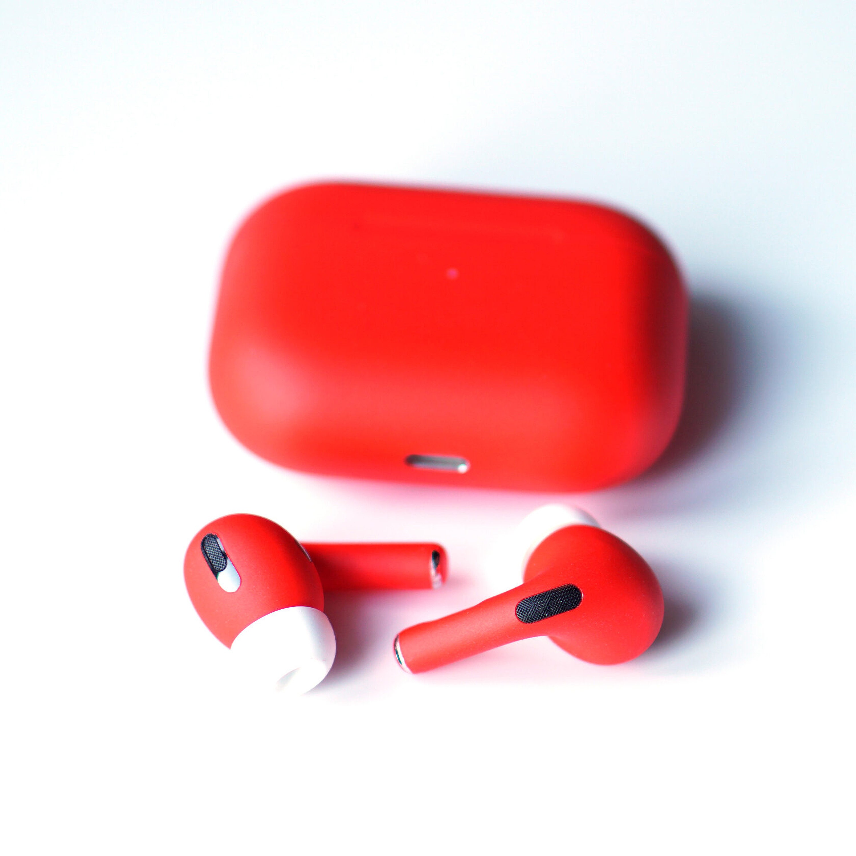 Airpods pro красный. AIRPODS Pro Red. AIRPODS Pro (Matte Red). AIRPODS 2 красные. Наушники AIRPODS Pro.