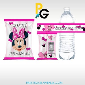 Op de afbeelding: Feestzakjes en een waterfles met een Minnie Mouse thema. De zakjes en de fleswikkel zijn roze en wit, met Minnie Mouse, strikken en de tekst "Yippie! It's a Party!".