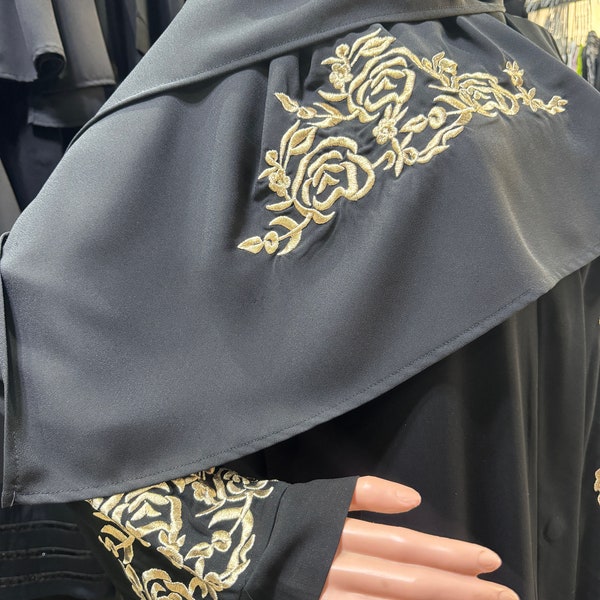 Abaya de luxe, Abaya pour femmes, robe musulmane noire à manches longues et fermeture cachée avec la broderie traditionnelle.